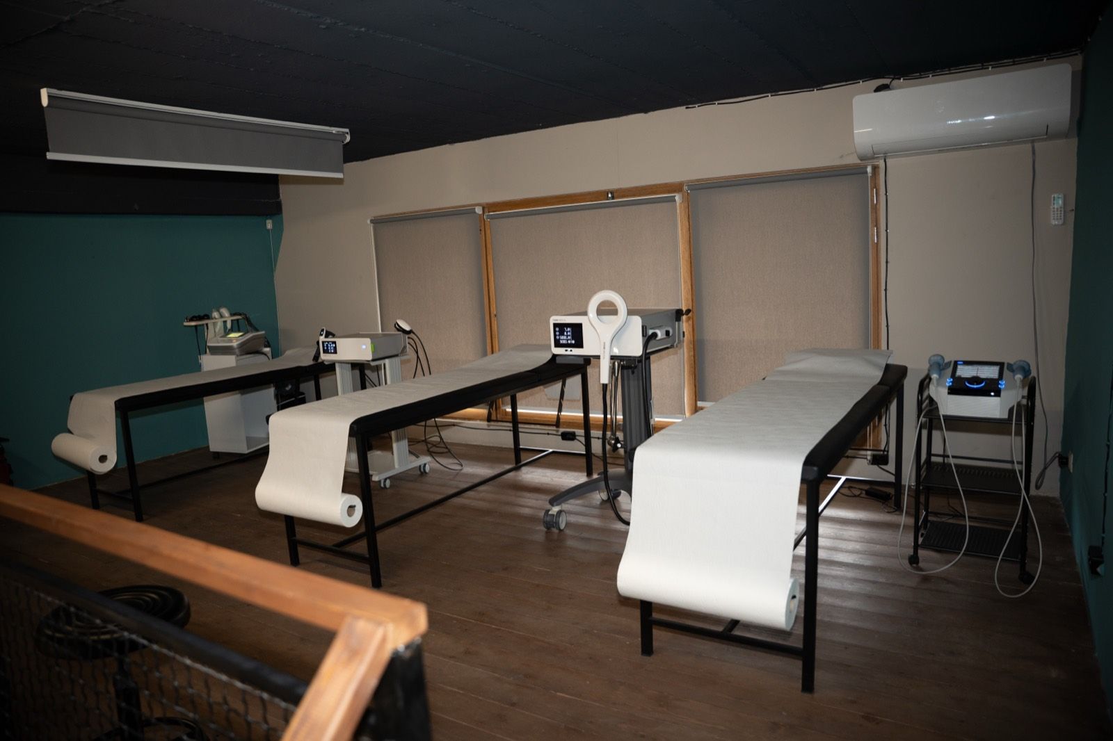 PhysioHub-ის თანამედროვე სამკურნალო სივრცე სამკურნალო მაგიდებითა და აპარატურით